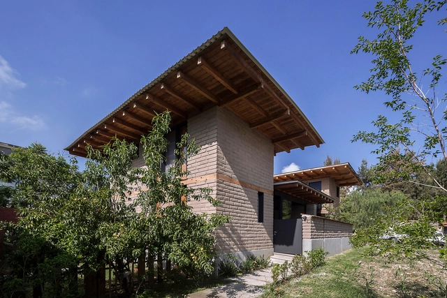 Nido de Tierra  / Moro Taller de Arquitectura - Casas