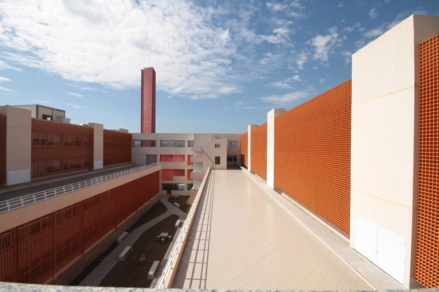 Universidade Federal do ABC / Benno Perelmutter | Marciel Peinado Arquitetos - Universidade, Fachada, Corrimão