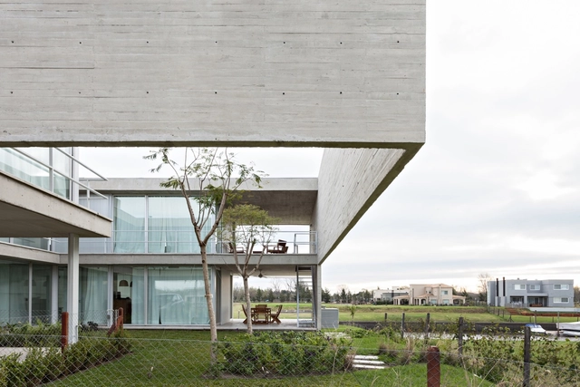 Lamas House  / moarqs + OTTOLENGHI architects - Houses