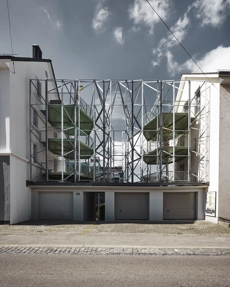 Reconstrucción de una casa con nuevos balcones de acero / idA - Renovación