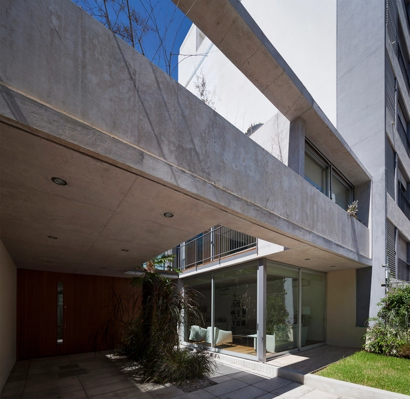 Casa na Rua Libertad  / Pedro Livni + Karin Bia - Casas