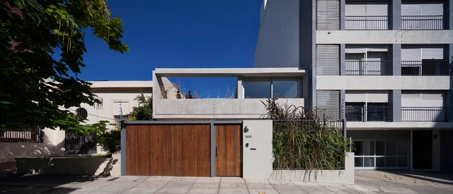 Casa en Calle Libertad  / Pedro Livni + Karin Bia - Casas, Fachada, Puerta