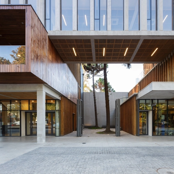 Gobernación de Malleco / Francisco Javier Correa, Cristóbal Fernández, Pedro Hoffmann,  Andrés Mas, Sebastián Mundi, Sol Pérez Martinez - Otros Edificios Gubernamentales, Fachada, Puerta