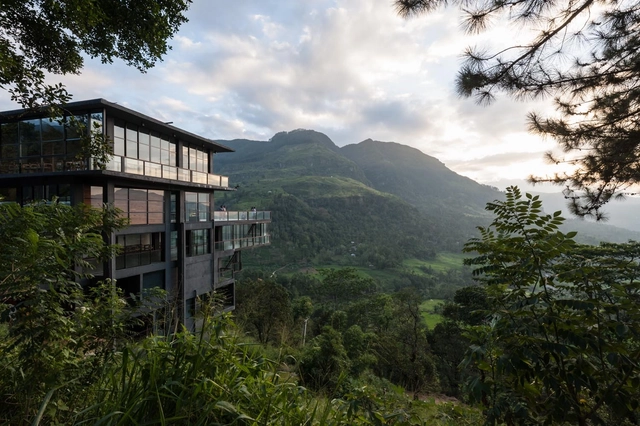 斯里兰卡瀑布旁酒店/ Palinda Kannangara Architects - 酒店