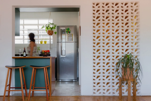 Apartamento Apinajés / Cacho Arquitetura + David Mandil - Edifício De Apartamentos, Cozinha, Porta, Fachada, Cadeira, Mesa, Bancada