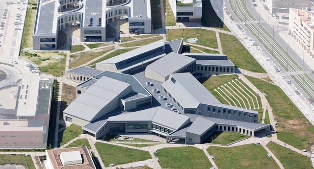 医疗科学园区总服务建筑  / Cruz y Ortiz Arquitectos - 大学