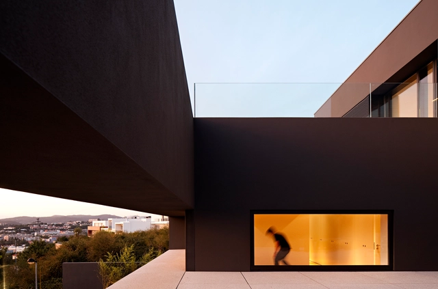 Casa en Guimarães  / AZO. Sequeira Arquitectos Associados - Casas