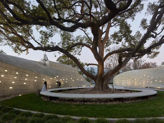 Pabellón familia Kaplan en el Centro City of Hope /  Belzberg Architects - Centro De Investigación