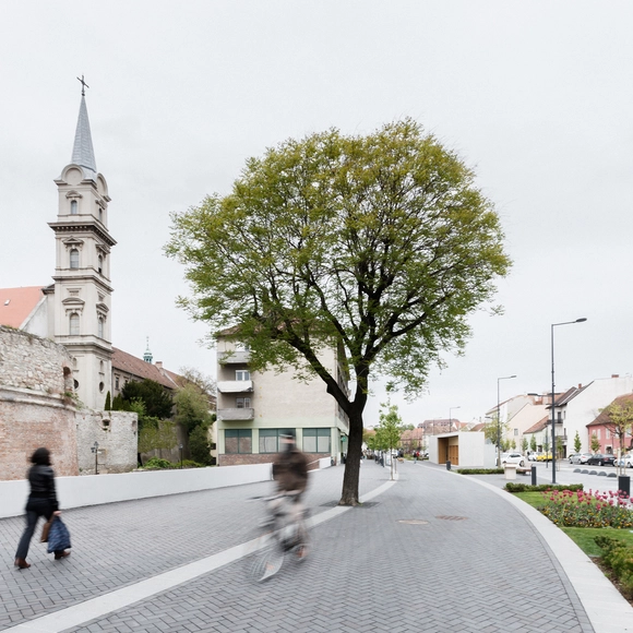 Revitalización del barrio del castillo de Sopron  / Hetedik Müterem  - Espacio Público