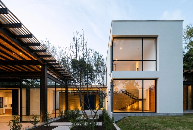 倾斜住宅：GC House / Juan Pablo Ribadeneira Mora - 独立住宅