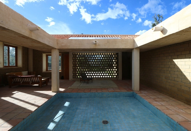 Casa de Tierra  / Alfonso  Arango - Casas, Patio interior, Fachada