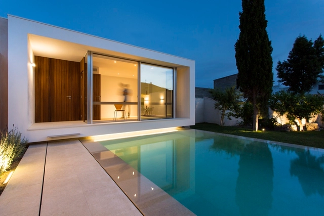 Piscina y Estudio SM / Joan Miquel Segui  + Tono Vila - Ampliación, Patio interior, Fachada, Puerta, Iluminación
