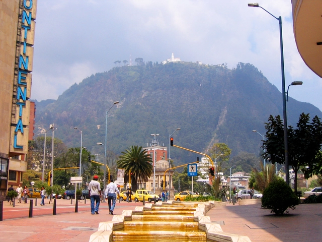 Inician obras para la restauración de la calzada vehicular en el Eje Ambiental de Bogotá - Imagen Principal