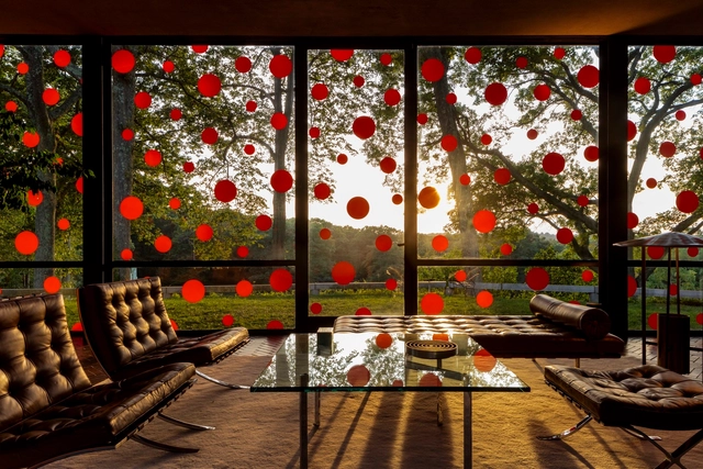 'Obsesión de Puntos': la instalación de Yayoi Kusama en la Casa de Cristal de Philip Johnson - Imagen Principal
