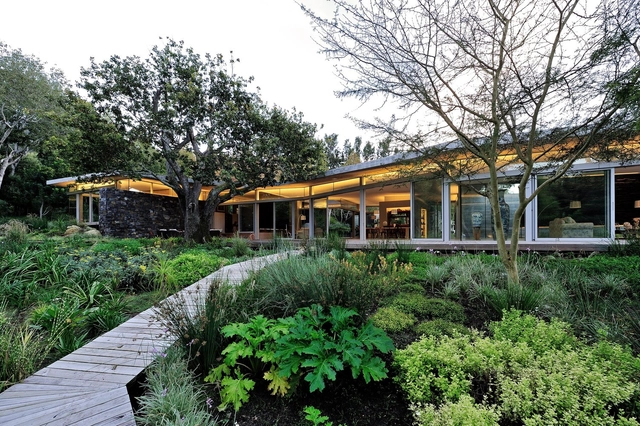 House in Constantia Valley / Metropolis Design - Houses, Garden, Facade