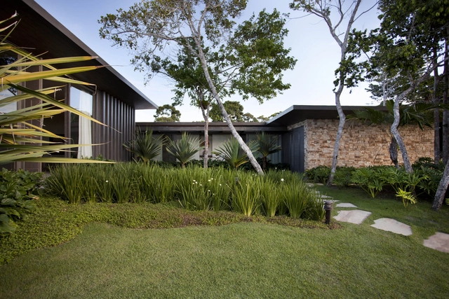Casa Areia  / Débora Aguiar - Casas, Jardim, Fachada, Porta