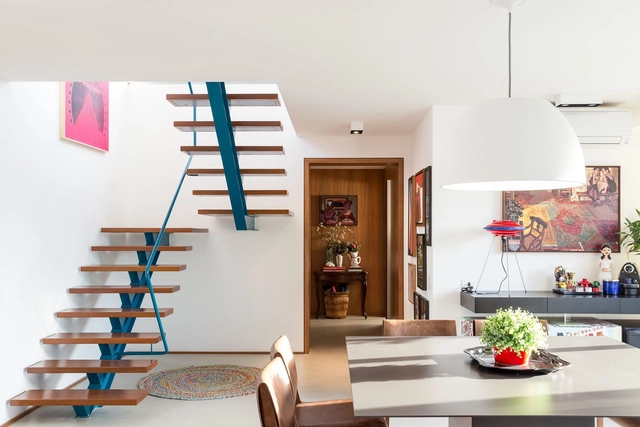 Cobertura Duplex  / Lacaz Broggin Arquitetura e Engenharia - Edifício De Apartamentos, Cozinha, Escada, Mesa, Iluminação, Bancada