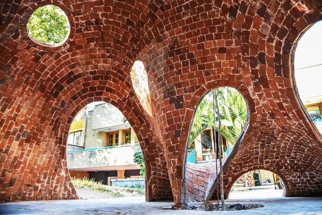 年轻设计师设计建造的伊朗首个自由形式的砖结构小屋 - 主图