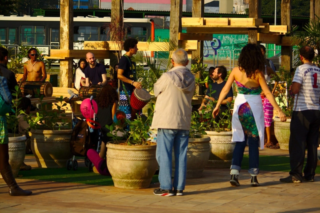 Prefeitura de São Paulo instala mobiliário urbano no Largo da Batata - Imagem de Destaque