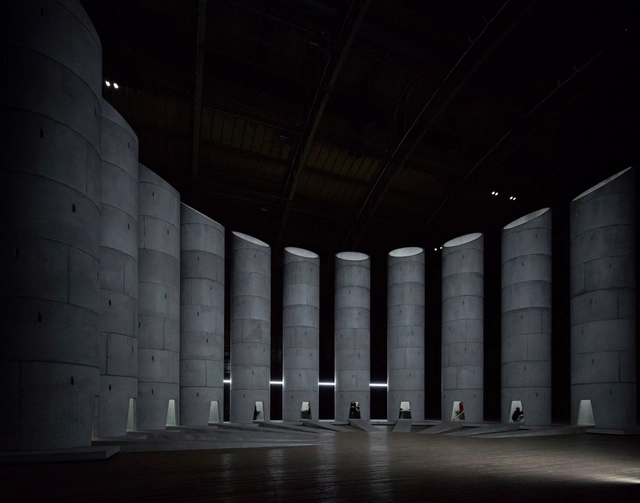 La instalación de OMA/Shohei Shigematsu que representa una profunda mirada hacia el dolor humano - Imagen Principal