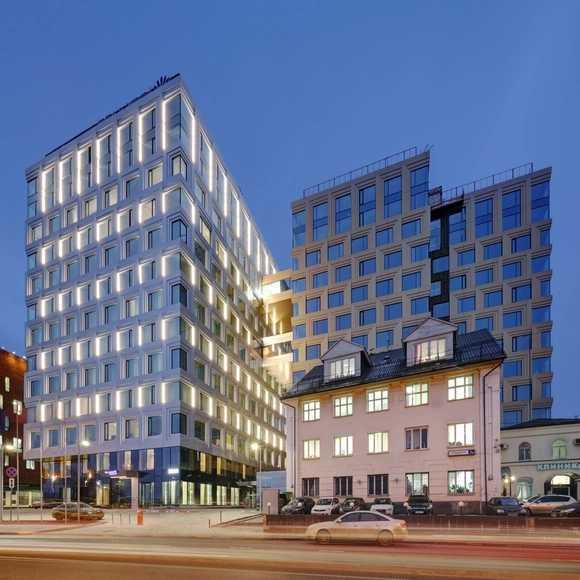 Complejo multifuncional Danilov Plaza / SPEECH - Hotelería Y Entretenimiento