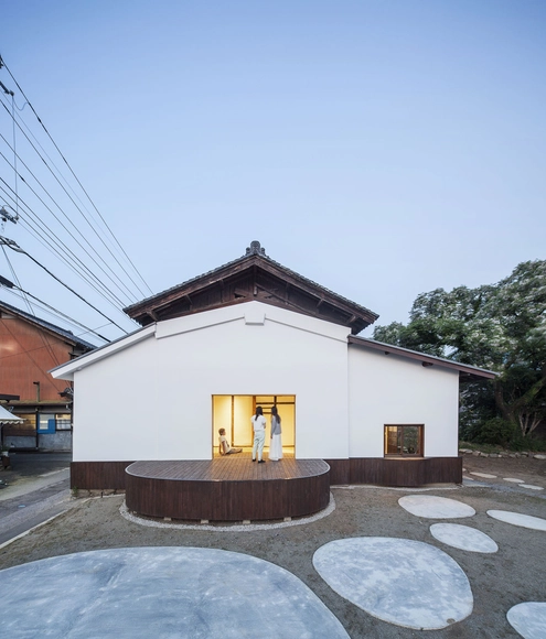 Reconversión de almacén de sake  / Jorge Almazán  + Keio University Almazán Lab - Reconversión, Puerta, Fachada