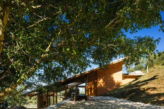 Material em Foco: Casa de Meia Encosta por Denis Joelsons + Gabriela Baraúna Uchida - Imagem de Destaque