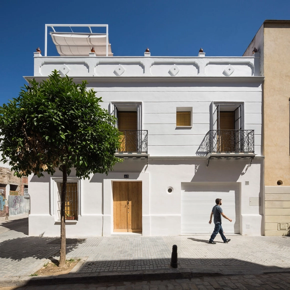 Rehabilitación de vivienda Unifamiliar en Calle Conde de Torrejón  / Pablo Baruc - Renovación, Puerta, Fachada, Escaleras, Balcón