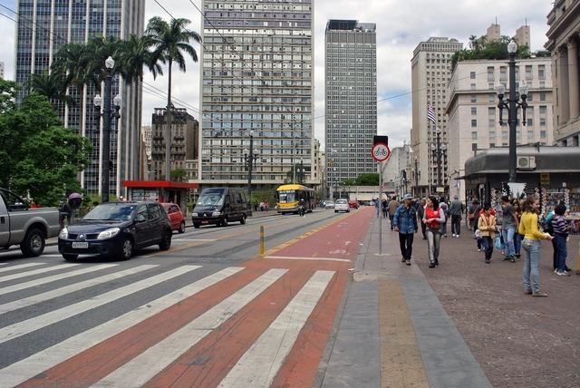 Avança consenso em São Paulo sobre prioridade para transporte coletivo, pedestres e ciclistas / Raquel Rolnik - Imagem de Destaque