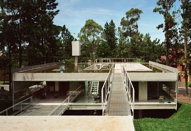 Casa en Aldeia da Serra  / MMBB Arquitetos + SPBR Arquitetos - Casas