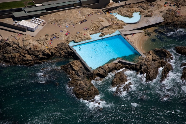 Estas impresionantes fotos conmemoran el 50 aniversario de la Piscina en la Playa de Alvaro Siza - Imagen Principal