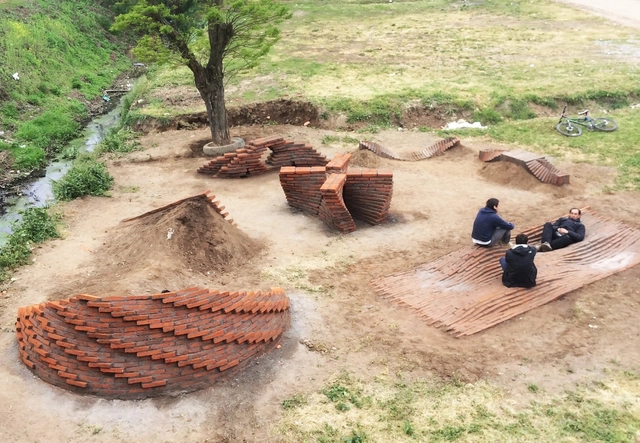 Estudiantes de primer año de la Universidad de Talca experimentan con ladrillo en terreno - Imagen Principal
