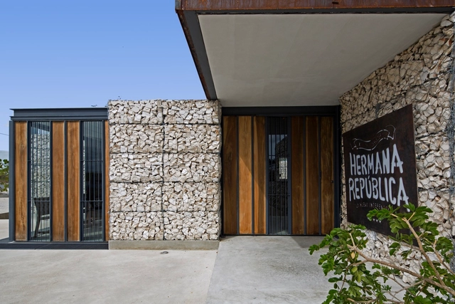 Hermana República / Muñoz Arquitectos - Restaurant, Patio interior, Fachada, Puerta, Arco