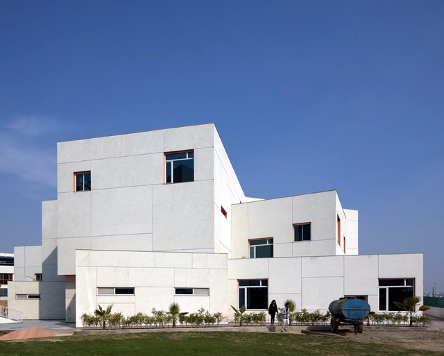 MPH校舍 / R+D Studio - 中小学校