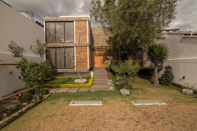 Vivienda Zamora / Andrés Moreira, Patricia Romero, Edgar Jiménez - Ampliación, Jardín, Puerta, Fachada, Iluminación