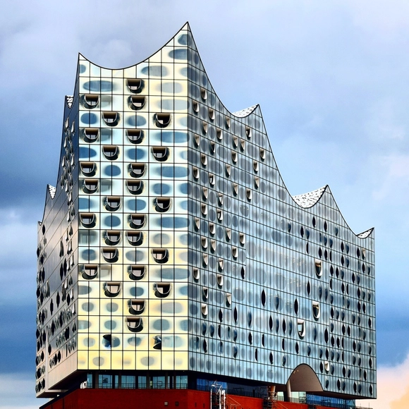 Envolto em Luminosidade: Como fachadas reflexivas transformaram a arquitetura moderna - Imagem de Destaque