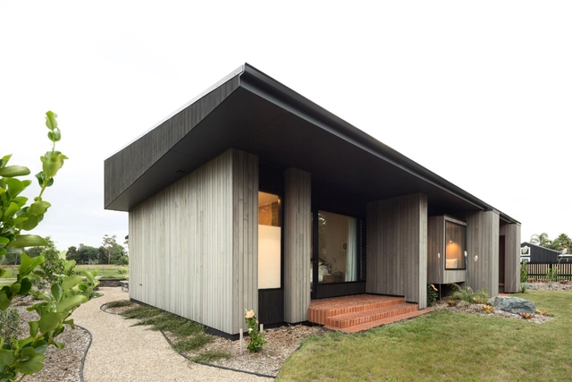 House Under Eaves / MRTN Architects  - Houses, Facade, Door