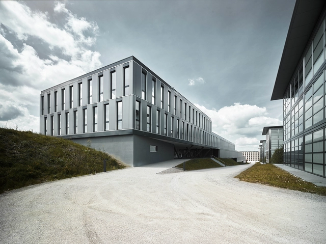 Edificio de oficinas y seminarios HCP / Züst Gübeli Gambetti  - Edificio De Oficinas