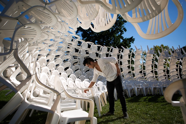 Cómo CODA utilizó cientos de sillas de plástico blanco para construir un pabellón reciclable - Imagen Principal