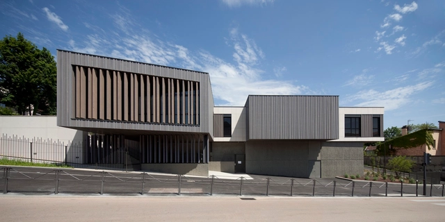 Escuela Central / Atelier Didier Dalmas - Escuelas