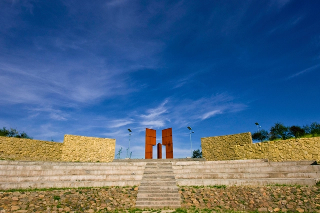 Praça Mirante Pablo Neruda / Carlos Martner + Humberto Eliash + Sebastián Lambiasi + Tomás Westenenk - Parque