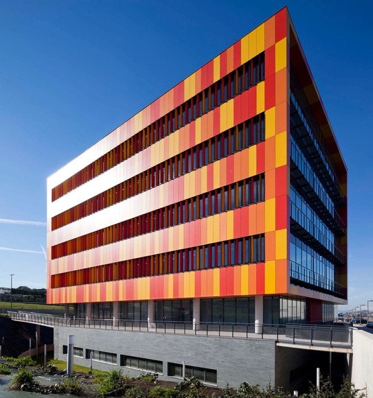 Oficinas en  Parque Científico y Tecnológico de Cantabria  / Pablo Notari Oviedo + SUMAR urbanismo y arquitectura  + CONURMA Ingenieros Consultores  - Sustentabilidad, Fachada