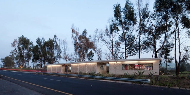 Módulos Carreteros / TOA Taller de Operaciones Ambientales + Rozana Montiel | Estudio de Arquitectura - Edificios Públicos, Fachada
