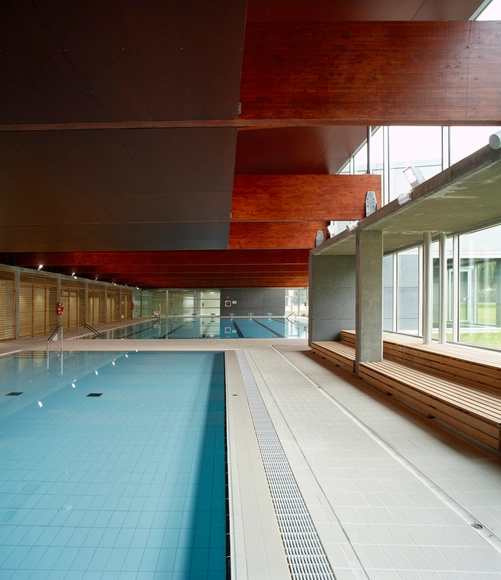Piscinas en  Pola de Lena / Rogelio Ruiz Fernández y Macario Luis González - Piscina, Fachada, Fijación Vigas