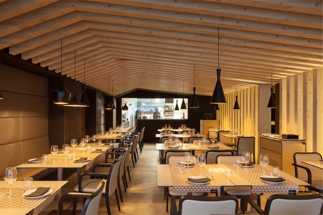 Cortiça como matéria-prima no Restaurante Prima Scelta por Pedro Henrique Arquitecto - Imagem de Destaque