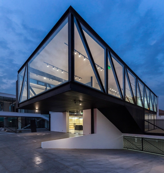  Rey Vitacura  / CARREÑO SARTORI arquitectos - Retail