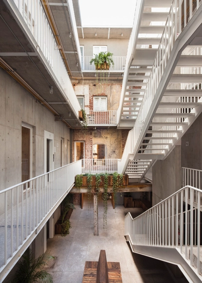 CH-REURBANO / Cadaval & Solà-Morales - Residencial, Patio interior, Escaleras, Fachada, Barandas, Fijación Vigas, Balcón, Cierros