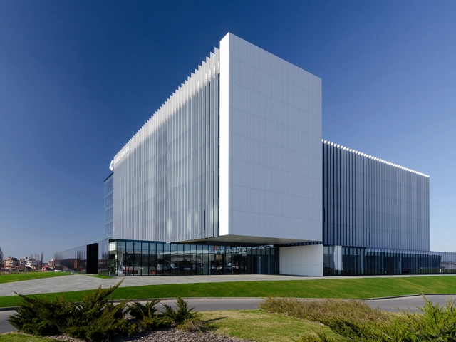 Centro de Comercio Oradea / DE3 Group - Edificios Institucionales