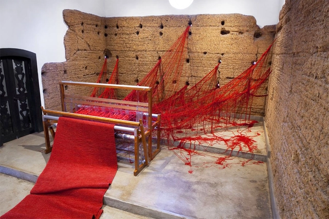 'Penélope' de Tatiana Blass teje los muros de una capilla con una enigmática lana roja - Imagen Principal