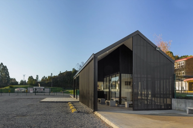 Acceso Colegio Alemán de Puerto Varas / MORAGA-HÖPFNER Arquitectos - Ampliación, Fachada, Puerta